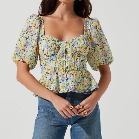 Astr Tops - NWT ASTR the Label | Clairemont Floral Puff Sleeve Peplum Top | Medium